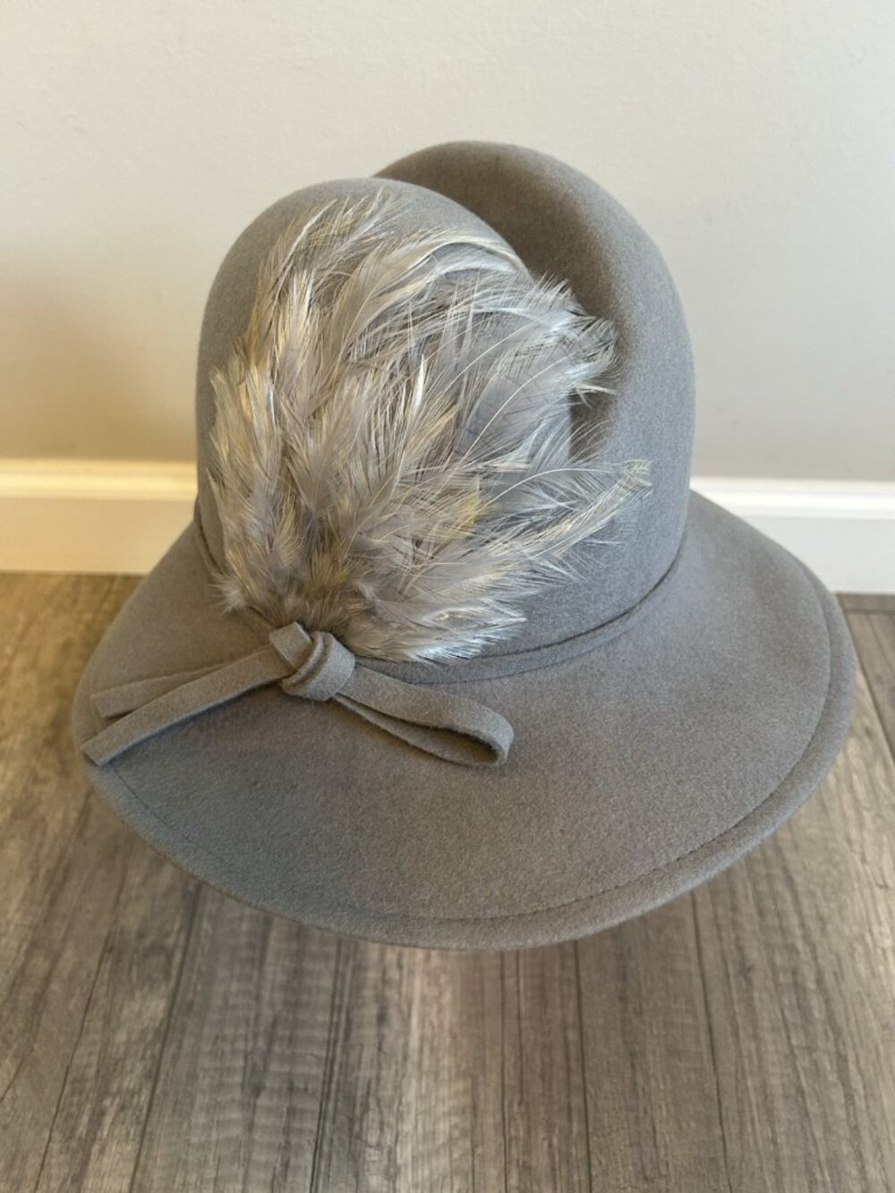 Vintage Lancaster Womens Wool Fedora Gray Colored Feather & Ribbon Hat Bow 4384